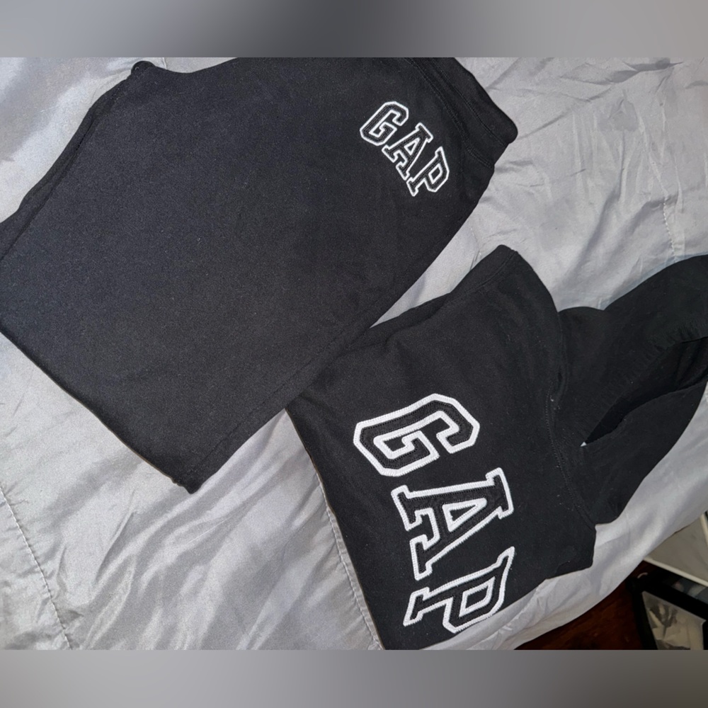 Gap Women’s Jogging suit. small
